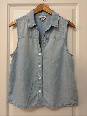 For The Republic Blue Sleeveless Button Front Top, Size M